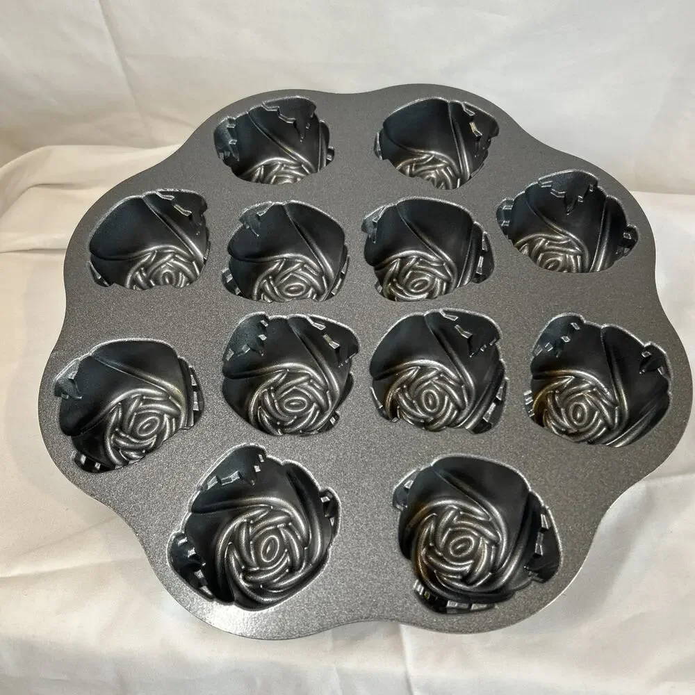 Nordic Ware Sweetheart Roses Mini Bundt Pan USA